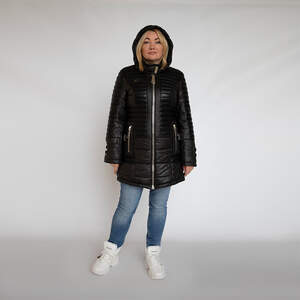 Жіноча куртка Casual чорного кольору з капюшоном Жіноча куртка Casual чорного кольору з капюшоном