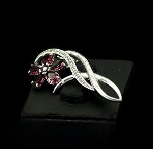 Срібна брошка 925 проби 3,98 г з рожевими альпінітами та цирконами 1,96 карат Срібна брошка 925 проби 3,98 г з рожевими альпінітами та цирконами 1,96 карат