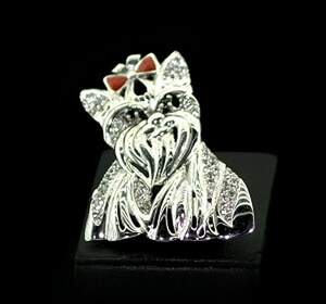 Срібна брошка 925 проби 11,73 г з білими та чорними цирконами 1,05 карат Срібна брошка 925 проби 11,73 г з білими та чорними цирконами 1,05 карат