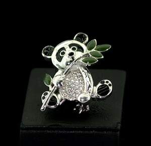 Срібна брошка 925 проби 5,46 г з цирконами та емаллю 0,7 карат Срібна брошка 925 проби 5,46 г з цирконами та емаллю 0,7 карат