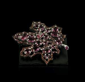 Срібна брошка 925 проби 7,38 г з рожевими Альпінітами та цирконами 5,9 карат Срібна брошка 925 проби 7,38 г з рожевими Альпінітами та цирконами 5,9 карат