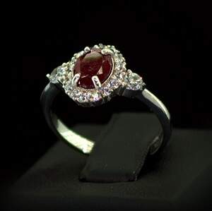 Срібна каблучка 925 проби 2,76 г з таїландським Рубіном та фіанітами 2,53 карат Срібна каблучка 925 проби 2,76 г з таїландським Рубіном та фіанітами 2,53 карат