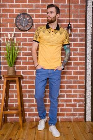 ЧОЛОВІЧЕ ПОЛО З ПРИНТОМ ЖОВТО-ЧОРНОГО КОЛЬОРУ