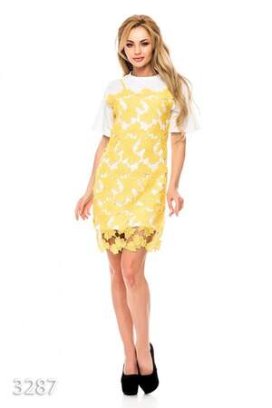 Белое платье-футболка с желтой накладкой из кружева мулине впереди Белое платье-футболка с желтой накладкой из кружева мулине впереди