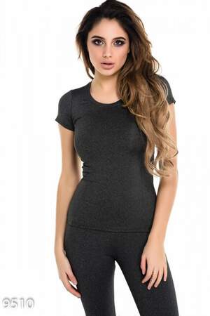 Серая простая футболка для спорта из эластика Серая простая футболка для спорта из эластика