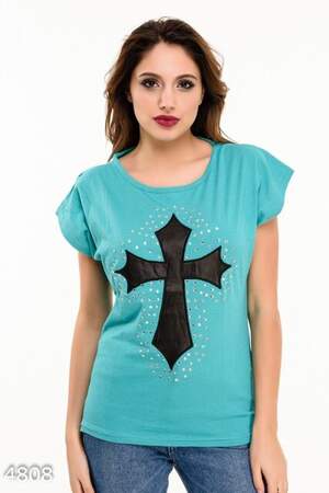 Бирюзовая футболка с черным кожаным крестом на груди Бирюзовая футболка с черным кожаным крестом на груди