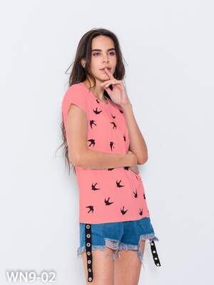 Персиковая футболка из трикотажа с птичьим принтом