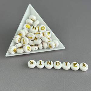 (20 г) Бусины пластиковые, Алфавит 10 мм - Белый с золотом