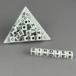 (20 г) Бусины пластиковые, Алфавит 7 мм - Черный на белом