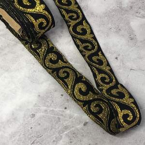 1,8 см Тесьма с орнаментом люрекс - черная с золотом завиток