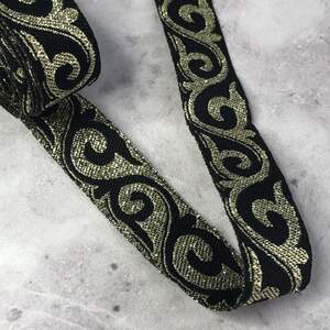 1,8 см Тесьма с орнаментом люрекс - черная с серебром завиток