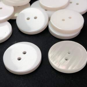 10 шт - Пуговица перламутр Ø-23 мм - белый с переливом 10 шт - Пуговица перламутр Ø-23 мм - белый с переливом
