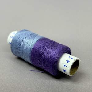 142/235 Нитки в катушках 40/2 , половинки (катушка 2х75м)