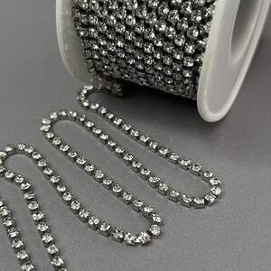 1м - Стразовая цепь SS10 (2,8 мм) кристалл в темной оправе