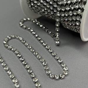 1м - Стразовая цепь SS16 (4 мм) кристалл в темной оправе