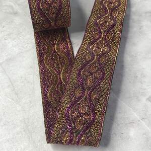 2,5 см Тесьма с орнаментом люрекс - сиреневый с золотом