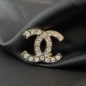 Брошь Логотип в стразах, 30мм металл - золото