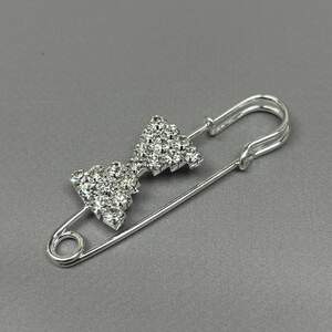 Брошь-булавка Бант 6,5 см - светлое серебро #70105