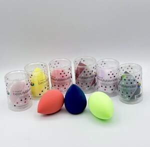 Бьюти-блендер для макияжа в колбе