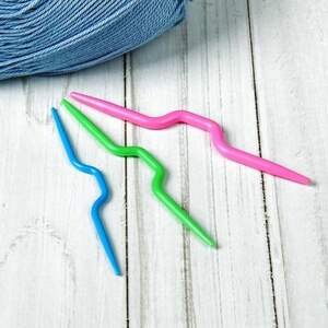 Дополнительные спицы используются для вязания кос и узоров Дополнительные спицы используются для вязания кос и узоров