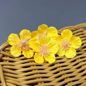 Искусственный цветок вишни 3 см - желтый