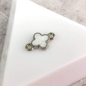 Коннектор металлический Клевер с перламутром 10х15 мм, - белый в серебре Коннектор металлический Клевер с перламутром 10х15 мм, - белый в серебре