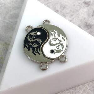 Коннектор парный Инь-Янь 21х26 мм металлический, сталь белый с черным Коннектор парный Инь-Янь 21х26 мм металлический, сталь белый с черным