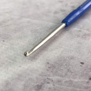 Крючок для вязания Sindtex синий #4 с пластиковой ручкой