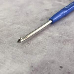 Крючок для вязания Sindtex синий #5 с пластиковой ручкой