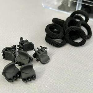 Набор Мини резинок и крабиков для волос в органайзере - черный Набор Мини резинок и крабиков для волос в органайзере - черный