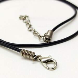 Основа для подвески с застежкой (каучук 2 мм), длина 45см Цвет - Черный Основа для подвески с застежкой (каучук 2 мм), длина 45см Цвет - Черный