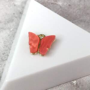 Подвеска Бабочка с перламутром 14 мм, - коралловая с золотом