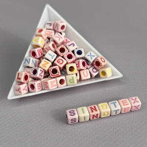 (20 г) Бусины пластиковые куб Алфавит 6 мм - Розовый микс