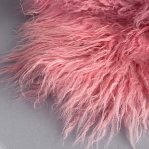 Натуральный мех ламы окрашенный 54х108 см - розовый