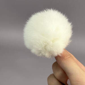 Помпоны из натурального меха кролика на нитке 5 см - белый теплый