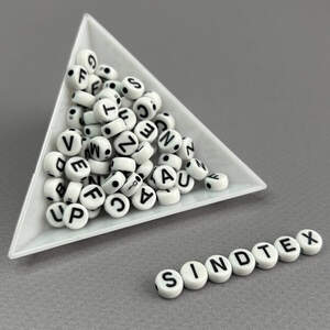 (20 г) Бусины пластиковые, круглые плоские Алфавит 7 мм - Белые с черным (20 г) Бусины пластиковые, круглые плоские Алфавит 7 мм - Белые с черным