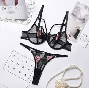 Просто незвичайно красивий і сексуальний комплект з вишивкою - ліф і трусики