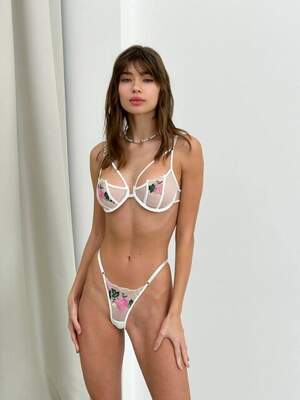 Просто незвичайно красивий і сексуальний комплект з вишивкою - ліф і трусики