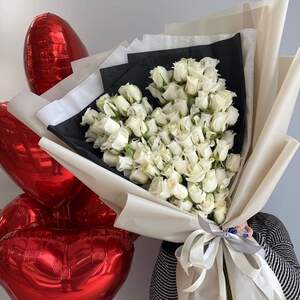 Букет з 69 білих троянд 