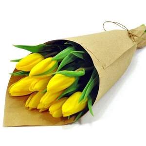 Букет з 11 жовтих тюльпанів.