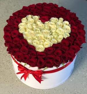 Композиція в коробці з 101 троянди 