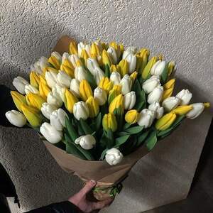 Букет із білих та жовтих тюльпанів 