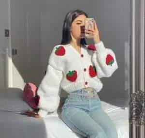 Кофтинка з полуничка ми (на замовлення). Кофтинка з полуничка ми (на замовлення).