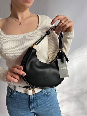 Женская сумка из эко-кожи Fendi Hobo Фенди черная молодежная, брендовая сумка через плечо Женская сумка из эко-кожи Fendi Hobo Фенди черная молодежная, брендовая сумка через плечо