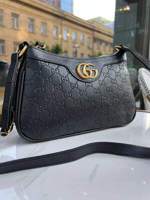 Женская сумка из эко-кожи Gucci Гуччи черного цвета молодежная, брендовая сумка через плечо Женская сумка из эко-кожи Gucci Гуччи черного цвета молодежная, брендовая сумка через плечо