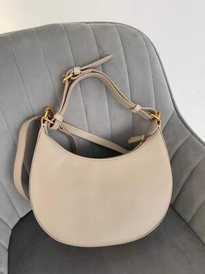 Женская сумка из эко-кожи Fendi Hobo Фенди молочного цвета молодежная, брендовая сумка через плечо Женская сумка из эко-кожи Fendi Hobo Фенди молочного цвета молодежная, брендовая сумка через плечо