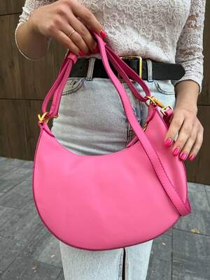 Женская сумка из эко-кожи Fendi Hobo Фенди розового цвета молодежная, брендовая сумка через плечо Женская сумка из эко-кожи Fendi Hobo Фенди розового цвета молодежная, брендовая сумка через плечо