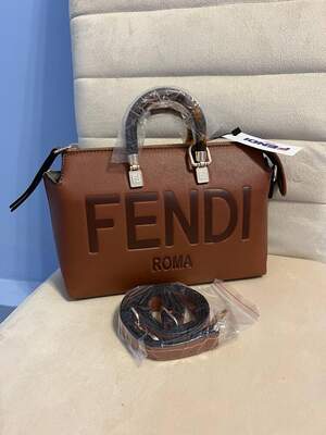Женская сумка из эко-кожи Fendi Фенди коричневого цвета молодежная, брендовая сумка через плечо Женская сумка из эко-кожи Fendi Фенди коричневого цвета молодежная, брендовая сумка через плечо