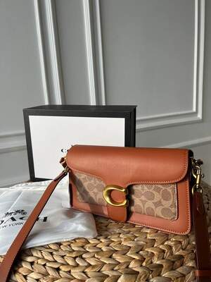 Женская сумка из эко-кожи Coach Коач молодежная, брендовая сумка-клатч маленькая через плечо Женская сумка из эко-кожи Coach Коач молодежная, брендовая сумка-клатч маленькая через плечо