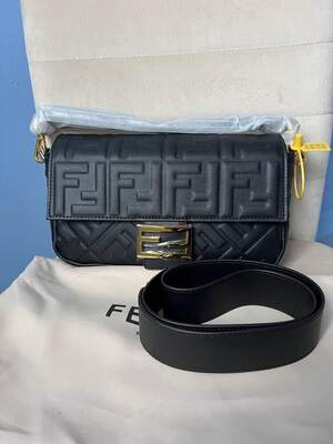 Женская сумка Fendi Фенди черная молодежная, брендовая сумка через плечо Женская сумка Fendi Фенди черная молодежная, брендовая сумка через плечо
